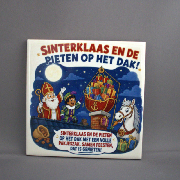 Keramisch tegeltje Sinterklaas en de Pieten op het dak met Amerigo en volle pakjeszak bij maanlicht – Sinterklaas cadeau decoratie

