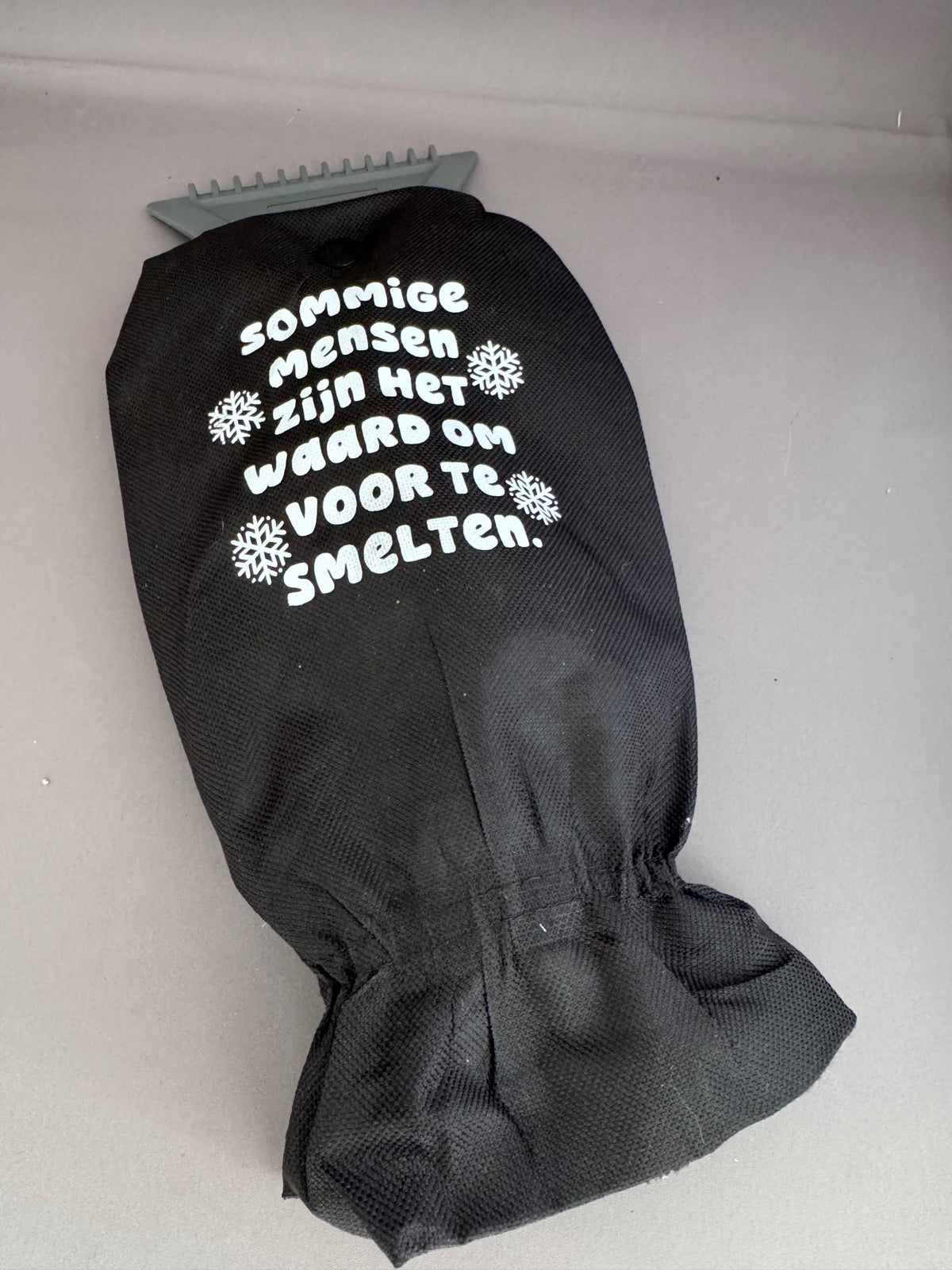 Handschoen ijskrabber met grappige tekst 'Sommige zijn er voor om te smelten' – leuk wintercadeau van Shop V-Ric
