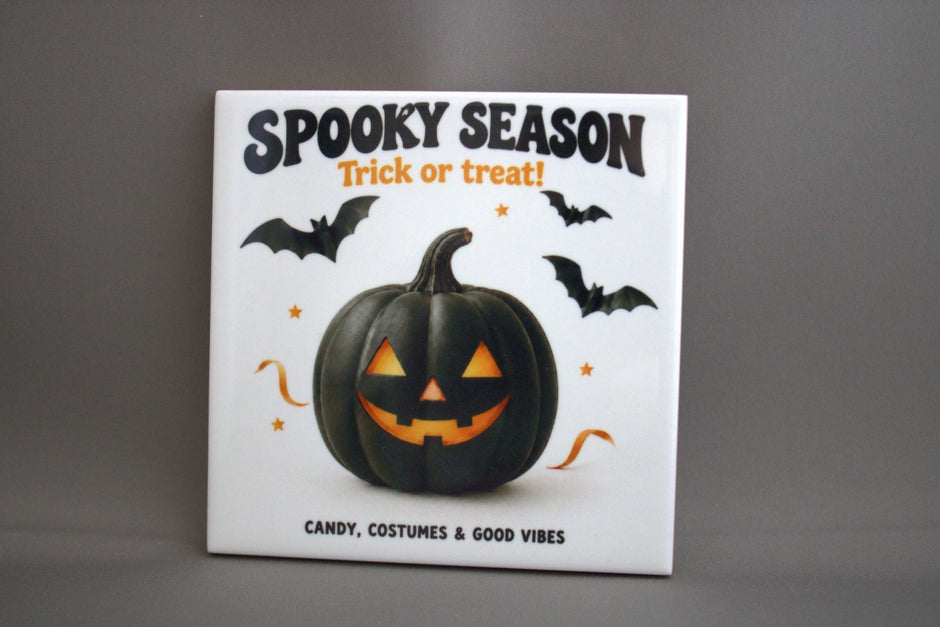 Keramisch Halloween tegeltje Spooky Season Trick or Treat, 10,8x10,8 cm – sfeervolle herfstdecoratie of cadeau