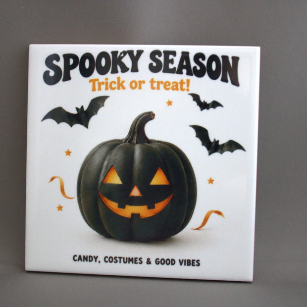 Keramisch Halloween tegeltje Spooky Season Trick or Treat, 10,8x10,8 cm – sfeervolle herfstdecoratie of cadeau
