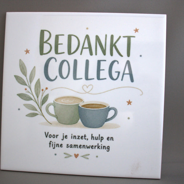 Keramisch tegeltje Bedankt Collega Voor Je Inzet Hulp En Fijne Samenwerking met twee koffiekopjes en eucalyptus – afscheidscadeau collega


