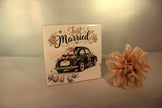 Keramisch tegeltje Just Married met klassieke trouwauto bloemen en blikjes – origineel huwelijkscadeau pas getrouwd

