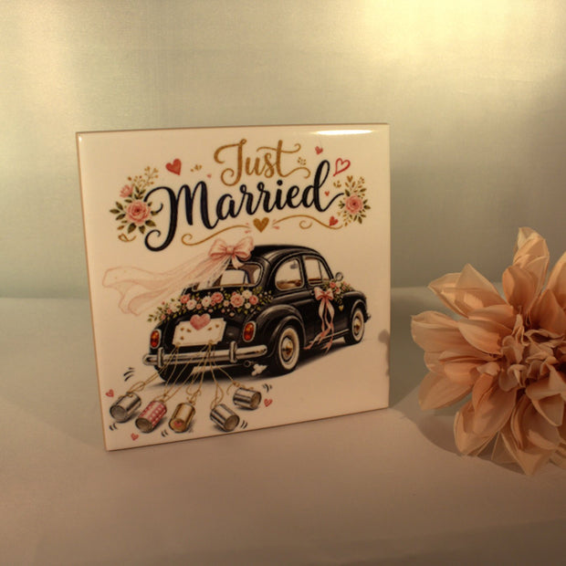 Keramisch tegeltje Just Married met klassieke trouwauto bloemen en blikjes – origineel huwelijkscadeau pas getrouwd

