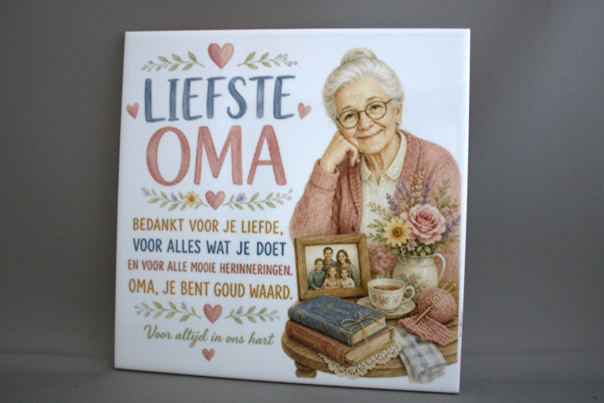 Keramisch tegeltje Liefste Oma Je Bent Goud Waard met illustratie van oma bloemen en familiefoto – cadeau oma verjaardag of Moederdag

