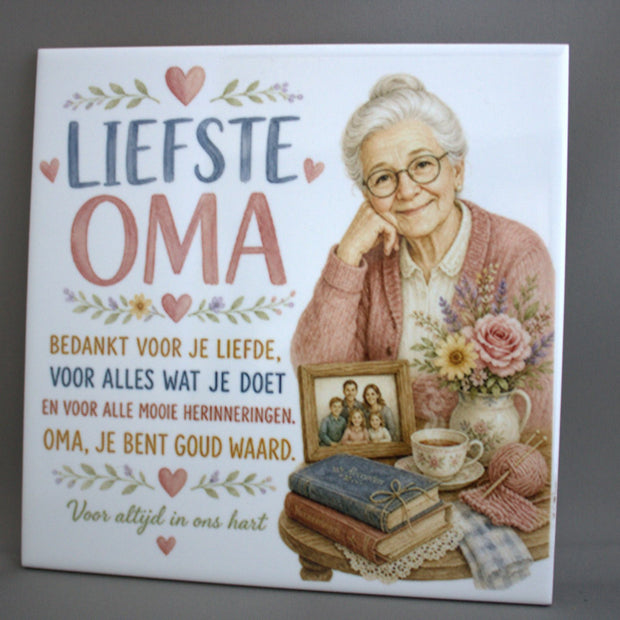 Keramisch tegeltje Liefste Oma Je Bent Goud Waard met illustratie van oma bloemen en familiefoto – cadeau oma verjaardag of Moederdag

