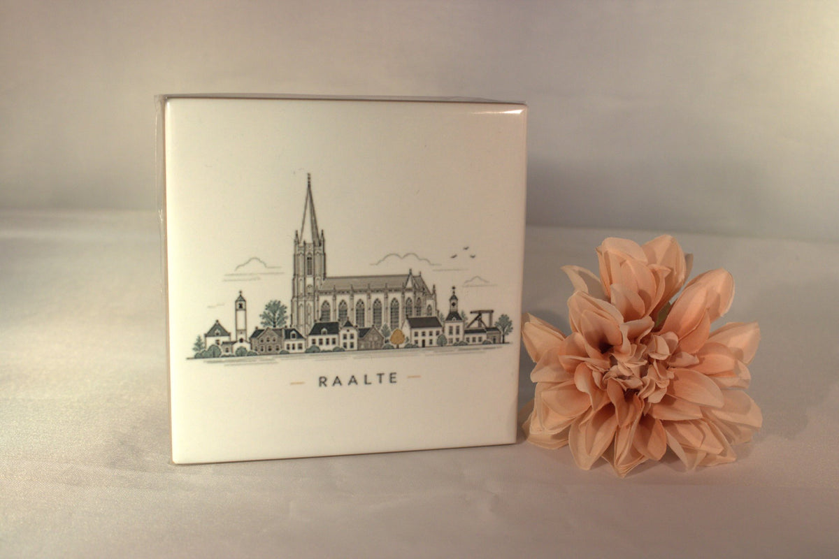 Keramisch tegeltje skyline Raalte aquarel met kerk en historische bebouwing – cadeau uit Raalte woondecoratie

