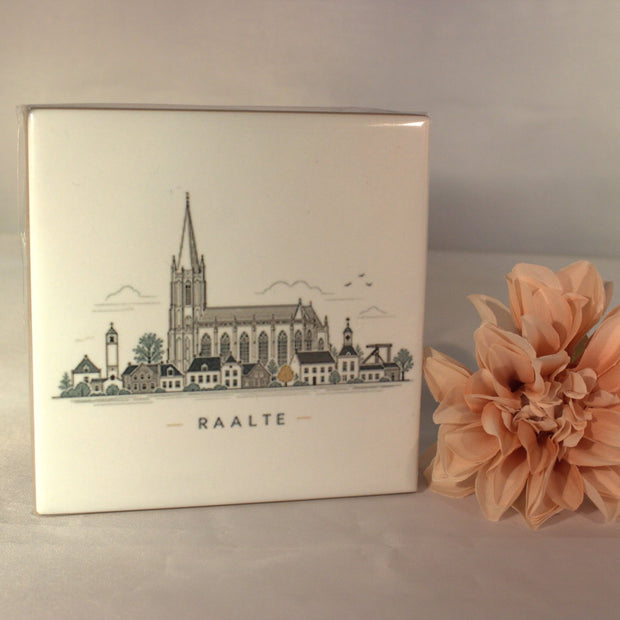 Keramisch tegeltje skyline Raalte aquarel met kerk en historische bebouwing – cadeau uit Raalte woondecoratie

