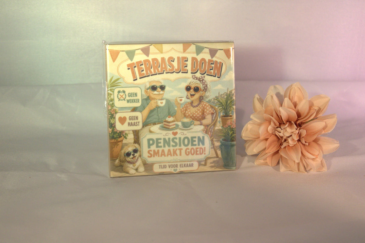 Keramisch tegeltje 'Terrasje doen – pensioen smaakt goed! Geen wekker, geen haast' met gezellig stel op terras illustratie – grappig pensioencadeau