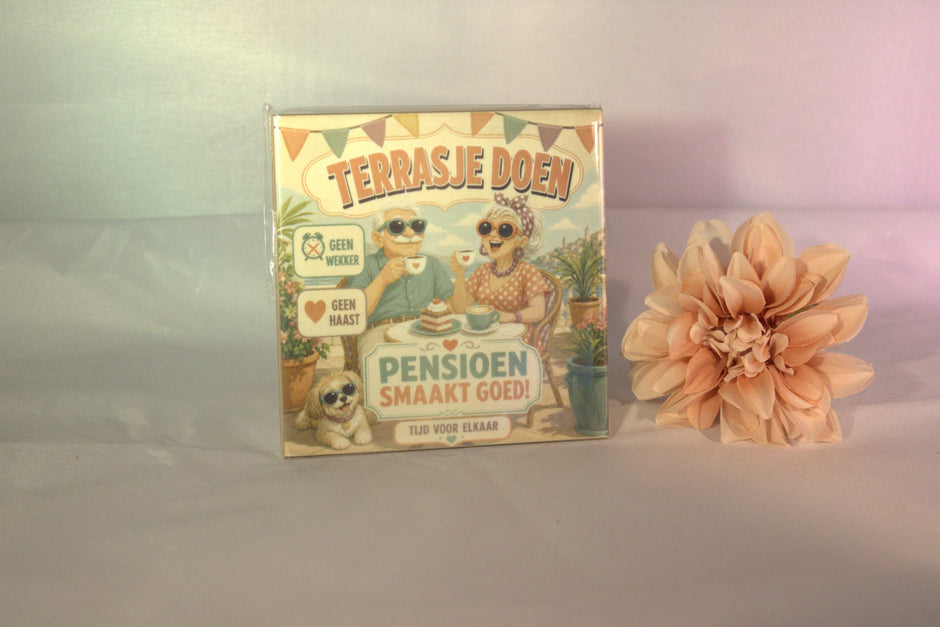 Keramisch tegeltje 'Terrasje doen – pensioen smaakt goed! Geen wekker, geen haast' met gezellig stel op terras illustratie – grappig pensioencadeau