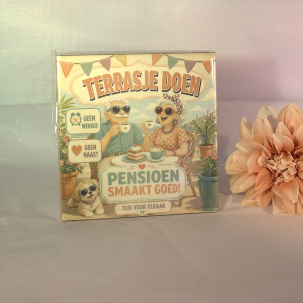 Keramisch tegeltje 'Terrasje doen – pensioen smaakt goed! Geen wekker, geen haast' met gezellig stel op terras illustratie – grappig pensioencadeau