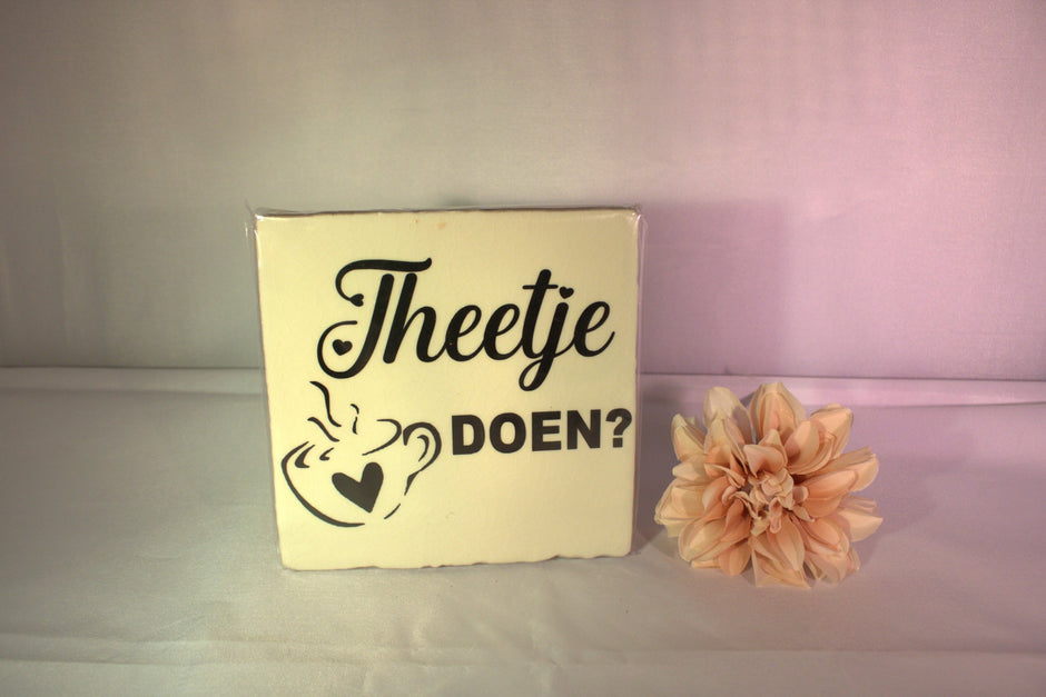 Keramisch tegeltje 'Theetje doen?' met dampende theekop en hartje illustratie – gezellig thee cadeau voor vriendinnen
