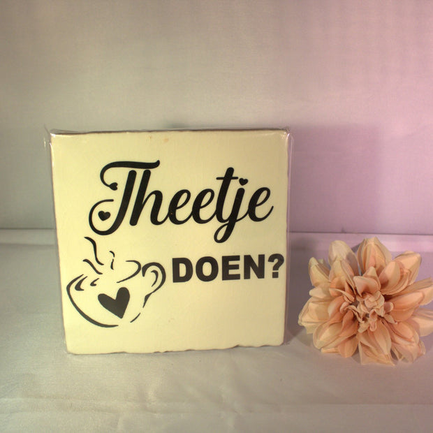 Keramisch tegeltje 'Theetje doen?' met dampende theekop en hartje illustratie – gezellig thee cadeau voor vriendinnen