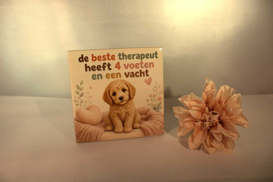 Keramisch tegeltje De Beste Therapeut Heeft 4 Voeten en Een Vacht met schattige golden retriever puppy – grappig cadeau honden- of kattenliefhebber

