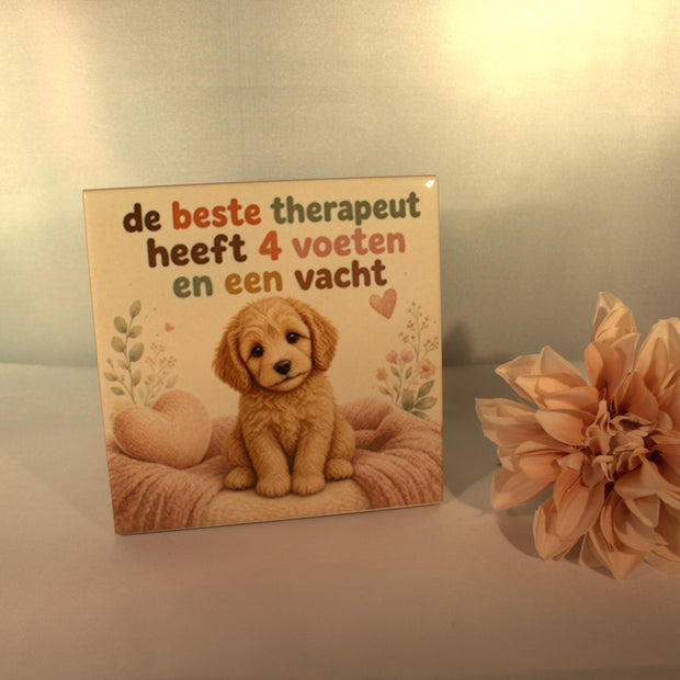 Keramisch tegeltje De Beste Therapeut Heeft 4 Voeten en Een Vacht met schattige golden retriever puppy – grappig cadeau honden- of kattenliefhebber


