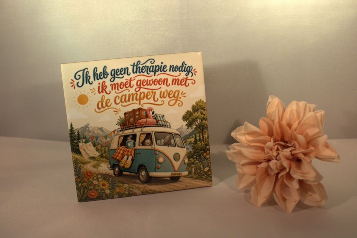Keramisch tegeltje Ik Heb Geen Therapie Nodig Ik Moet Met De Camper Weg met vintage VW-busje en zomers landschap – grappig cadeau camperliefhebber

