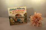 Keramisch tegeltje Ik Heb Geen Therapie Nodig Ik Moet Met De Camper Weg met vintage VW-busje en zomers landschap – grappig cadeau camperliefhebber

