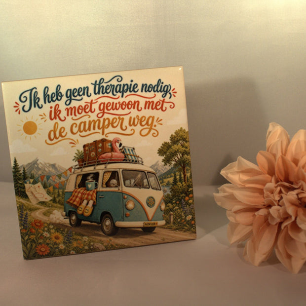 Keramisch tegeltje Ik Heb Geen Therapie Nodig Ik Moet Met De Camper Weg met vintage VW-busje en zomers landschap – grappig cadeau camperliefhebber

