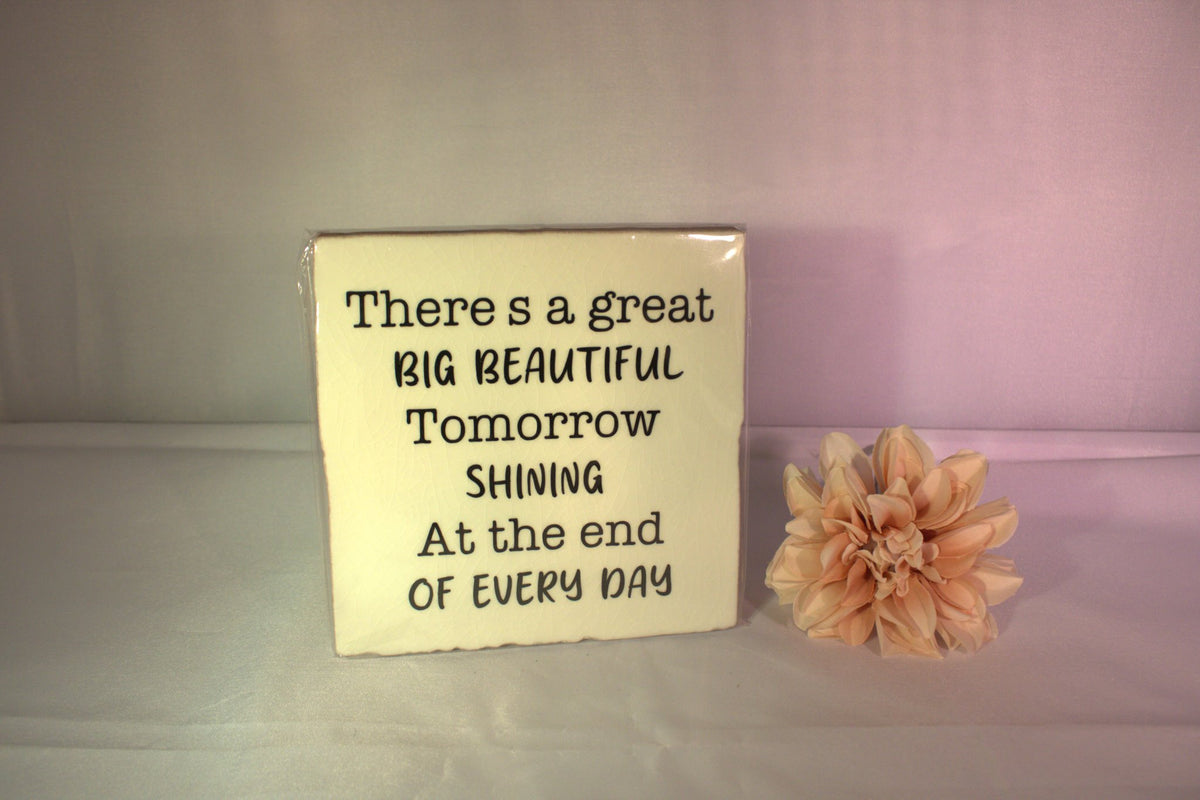 Keramisch tegeltje 'There's a great big beautiful tomorrow shining at the end of every day' met gemixte typografie – inspirerend positief cadeau