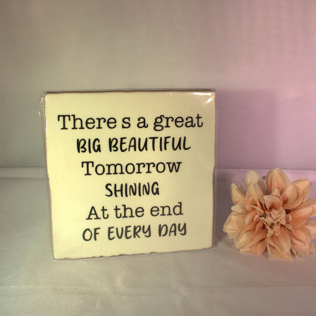Keramisch tegeltje 'There's a great big beautiful tomorrow shining at the end of every day' met gemixte typografie – inspirerend positief cadeau