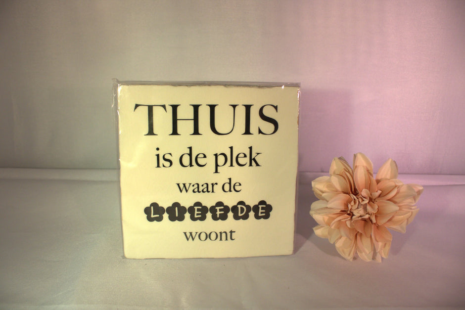Keramisch tegeltje 'Thuis is de plek waar de liefde woont' met decoratieve bloemletters – sfeervol woning of housewarming cadeau