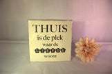 Keramisch tegeltje 'Thuis is de plek waar de liefde woont' met decoratieve bloemletters – sfeervol woning of housewarming cadeau