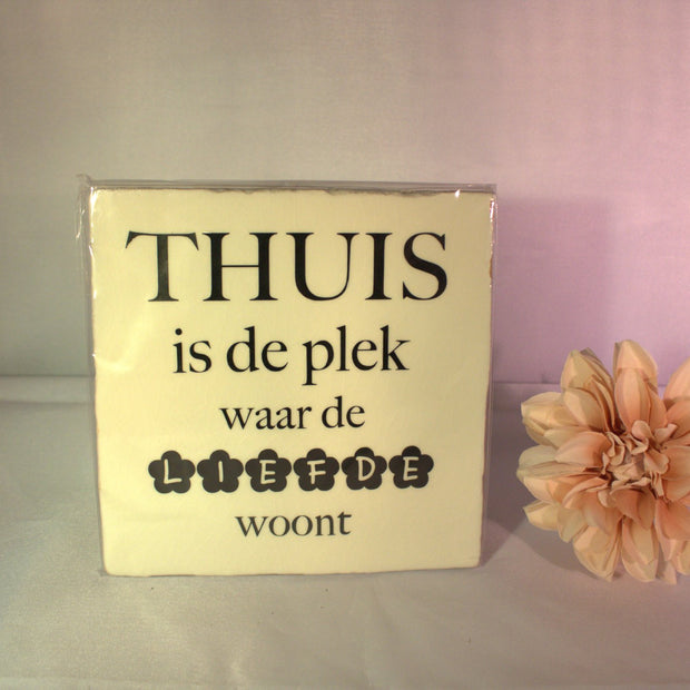Keramisch tegeltje 'Thuis is de plek waar de liefde woont' met decoratieve bloemletters – sfeervol woning of housewarming cadeau