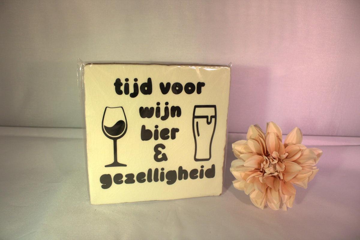Grappig keramisch tegeltje met tekst Tijd voor wijn en bier - leuk cadeau