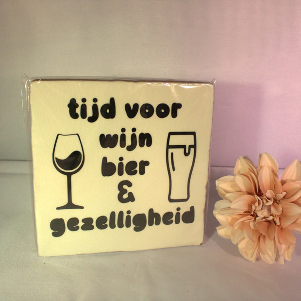 Grappig keramisch tegeltje met tekst Tijd voor wijn en bier - leuk cadeau