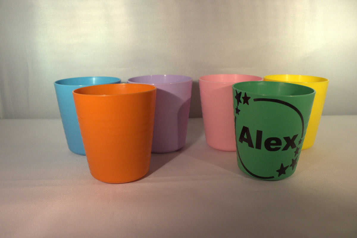Kleurrijke traktatiebekers met gepersonaliseerde sterren beker met naam Alex in groen – uitdeelbeker verjaardag opvang
