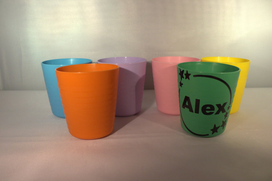Kleurrijke traktatiebekers met gepersonaliseerde sterren beker met naam Alex in groen – uitdeelbeker verjaardag opvang
