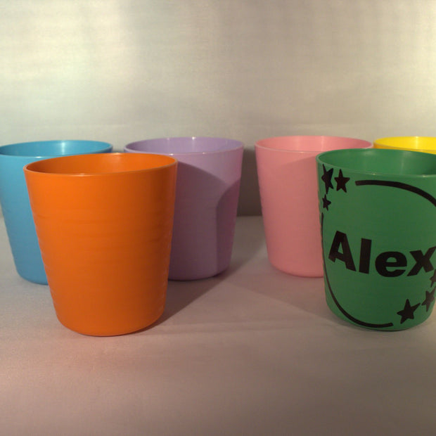 Kleurrijke traktatiebekers met gepersonaliseerde sterren beker met naam Alex in groen – uitdeelbeker verjaardag opvang
