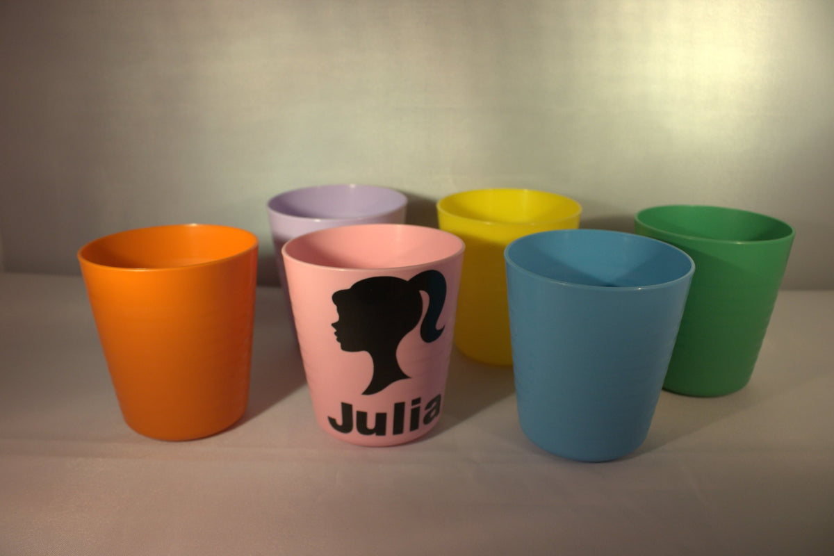 Kleurrijke traktatiebekers met gepersonaliseerde Prinses beker met naam Julia in roze – uitdeelbeker meisje verjaardag opvang
