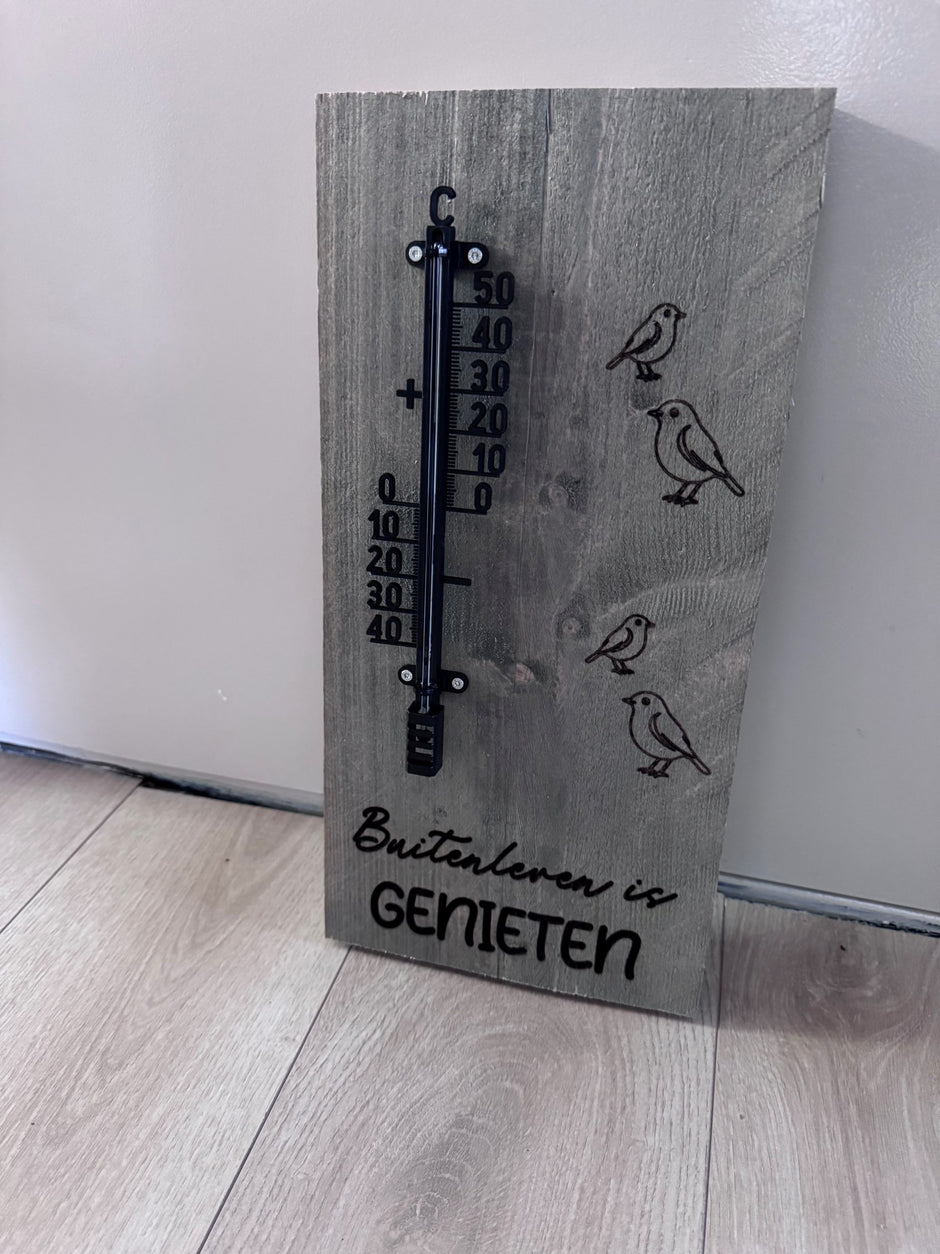Houten tuinplank van steigerhout met thermometer en gelaserde tekst 'Buitenleven is Genieten' met vogelmotief – 40x20 cm
