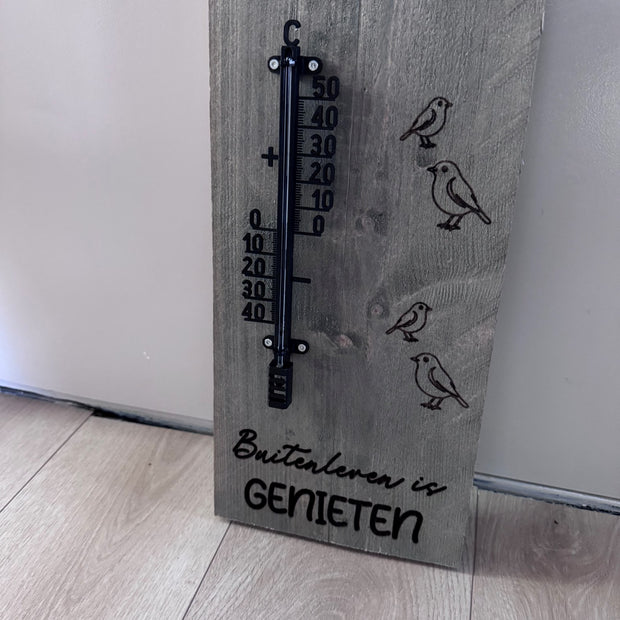 Houten tuinplank van steigerhout met thermometer en gelaserde tekst 'Buitenleven is Genieten' met vogelmotief – 40x20 cm