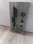 Houten tuinplank van steigerhout met thermometer en gelaserde tekst 'In onze tuin genieten we van het zonnetje' – 40x20 cm