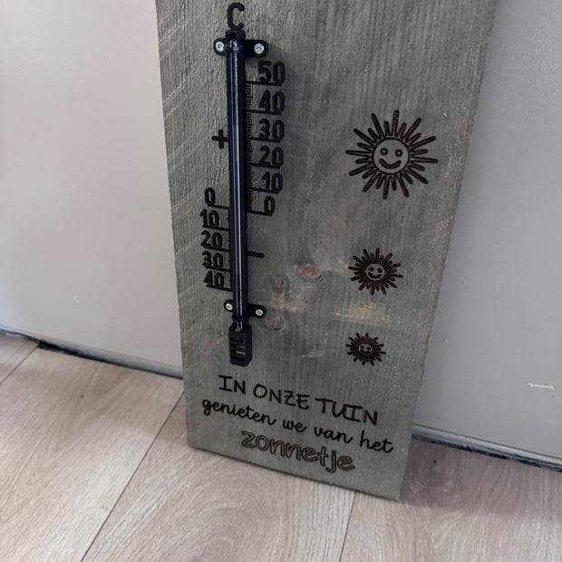 Houten tuinplank van steigerhout met thermometer en gelaserde tekst 'In onze tuin genieten we van het zonnetje' – 40x20 cm