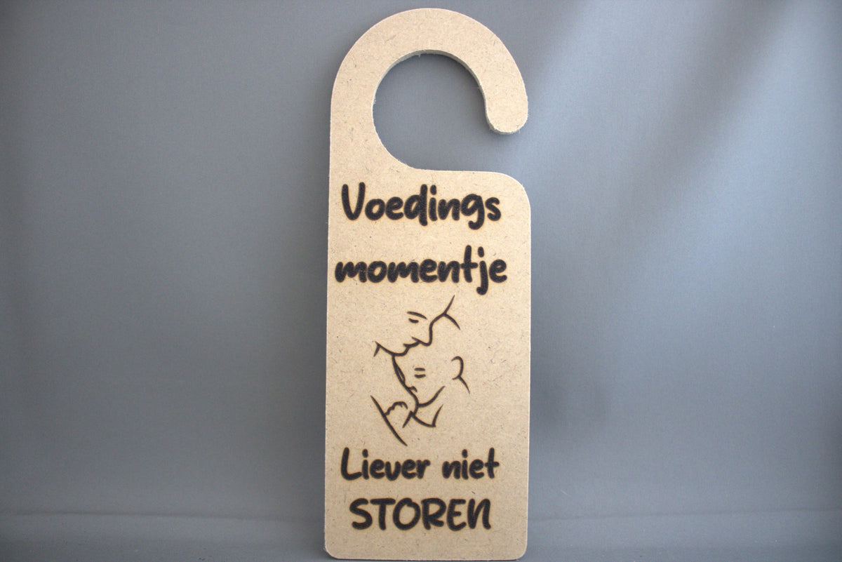 Houten deurhanger met gravure Voedingsmomentje Liever niet Storen en moeder-baby illustratie – kraamcadeau borstvoeding


