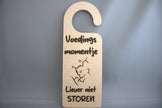 Houten deurhanger met gravure Voedingsmomentje Liever niet Storen en moeder-baby illustratie – kraamcadeau borstvoeding

