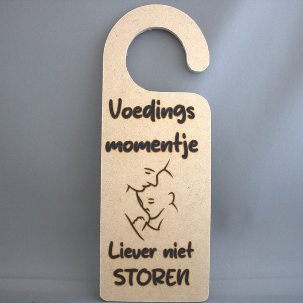 Houten deurhanger met gravure Voedingsmomentje Liever niet Storen en moeder-baby illustratie – kraamcadeau borstvoeding

