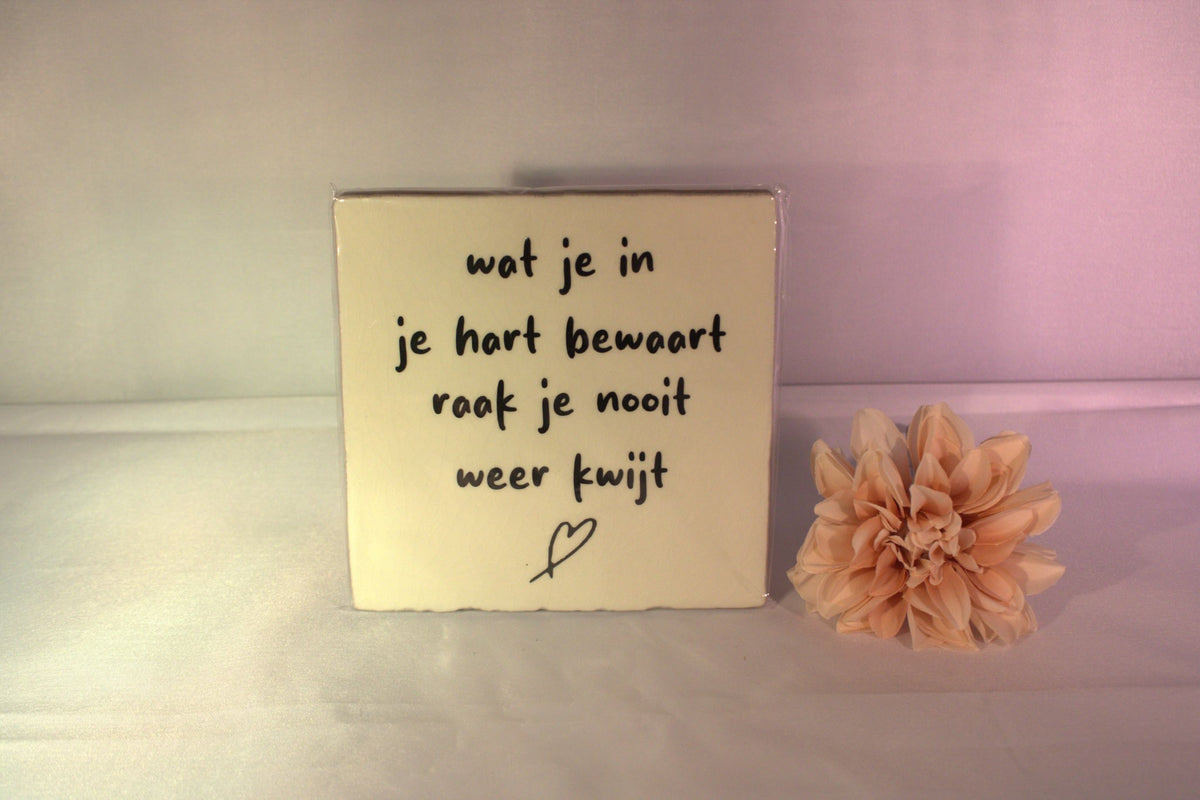 Keramisch tegeltje 'Wat je in je hart bewaart, raak je nooit weer kwijt' met handgeschreven tekst en hartje – liefdevol troost cadeau