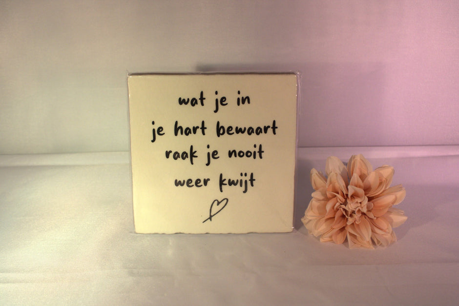 Keramisch tegeltje 'Wat je in je hart bewaart, raak je nooit weer kwijt' met handgeschreven tekst en hartje – liefdevol troost cadeau