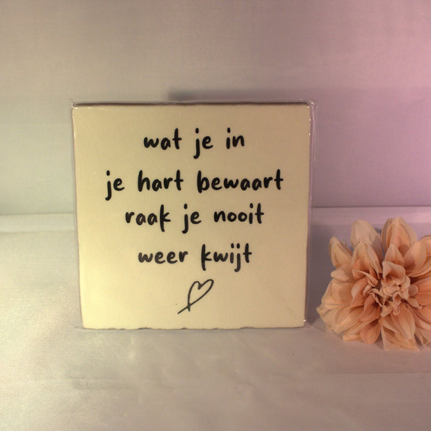Keramisch tegeltje 'Wat je in je hart bewaart, raak je nooit weer kwijt' met handgeschreven tekst en hartje – liefdevol troost cadeau