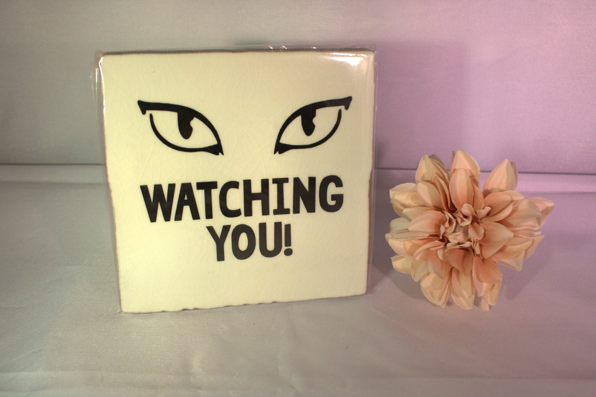 Keramisch tegeltje 'Watching you!' met doordringende ogen illustratie – grappig humor cadeau