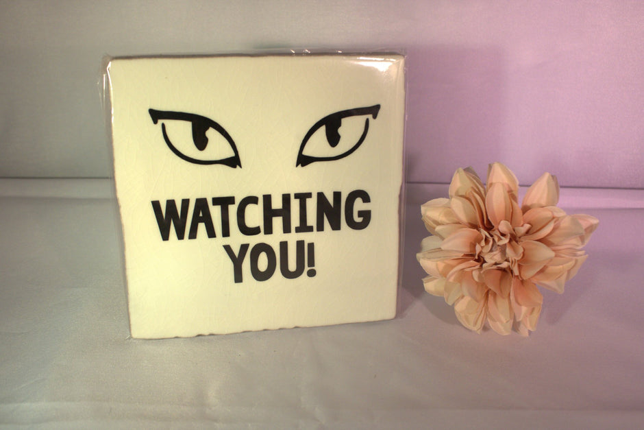 Keramisch tegeltje 'Watching you!' met doordringende ogen illustratie – grappig humor cadeau