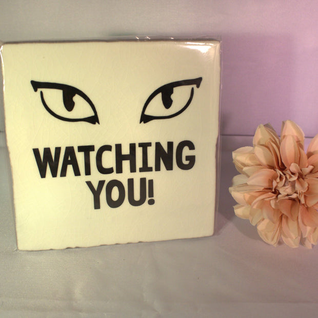 Keramisch tegeltje 'Watching you!' met doordringende ogen illustratie – grappig humor cadeau