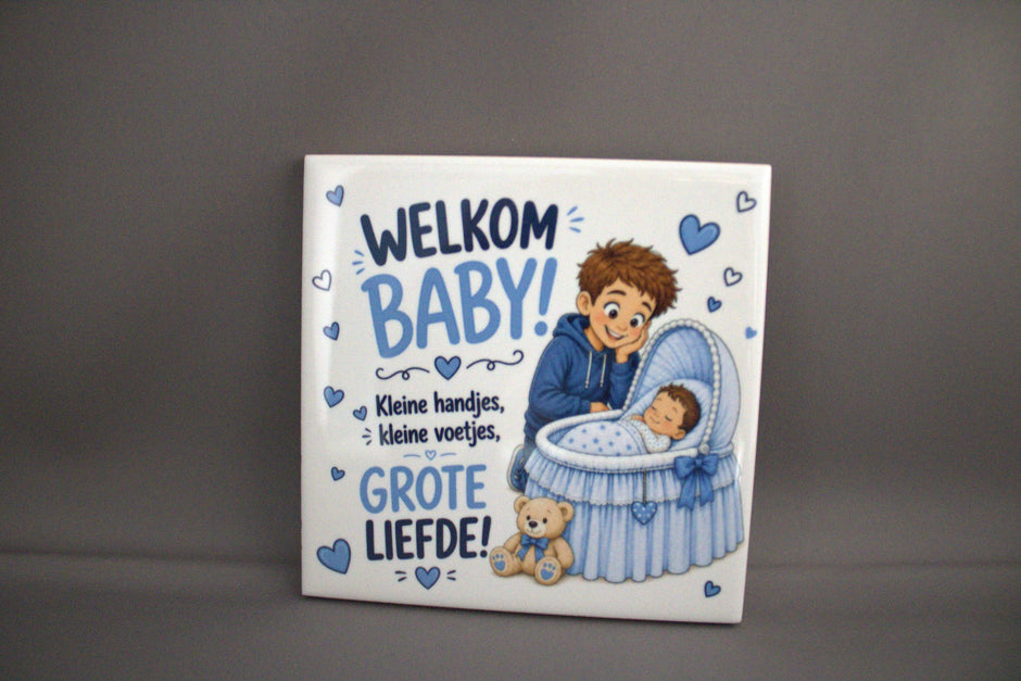 Keramisch tegeltje Welkom Baby Kleine Handjes Grote Liefde met grote broer bij wieg en teddybeer in blauw – persoonlijk kraamcadeau jongen

