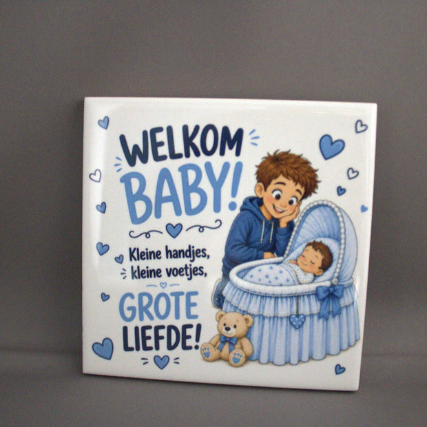Keramisch tegeltje Welkom Baby Kleine Handjes Grote Liefde met grote broer bij wieg en teddybeer in blauw – persoonlijk kraamcadeau jongen

