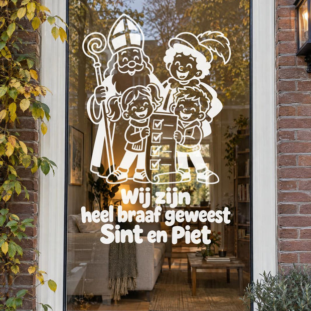 Witte statische raamsticker met Sint en Piet en twee kinderen met de tekst "Wij zijn heel braaf geweest Sint en Piet" op een huisraam