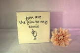 Keramisch tegeltje 'You are the gin to my tonic' met gin-tonic glas illustratie – grappig cadeau voor drankliefhebbers en vrienden