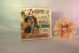 Keramisch tegeltje 'Zussen – dat is zussenliefde' met twee zussen illustratie en lieve teksten – uniek cadeau voor je zus